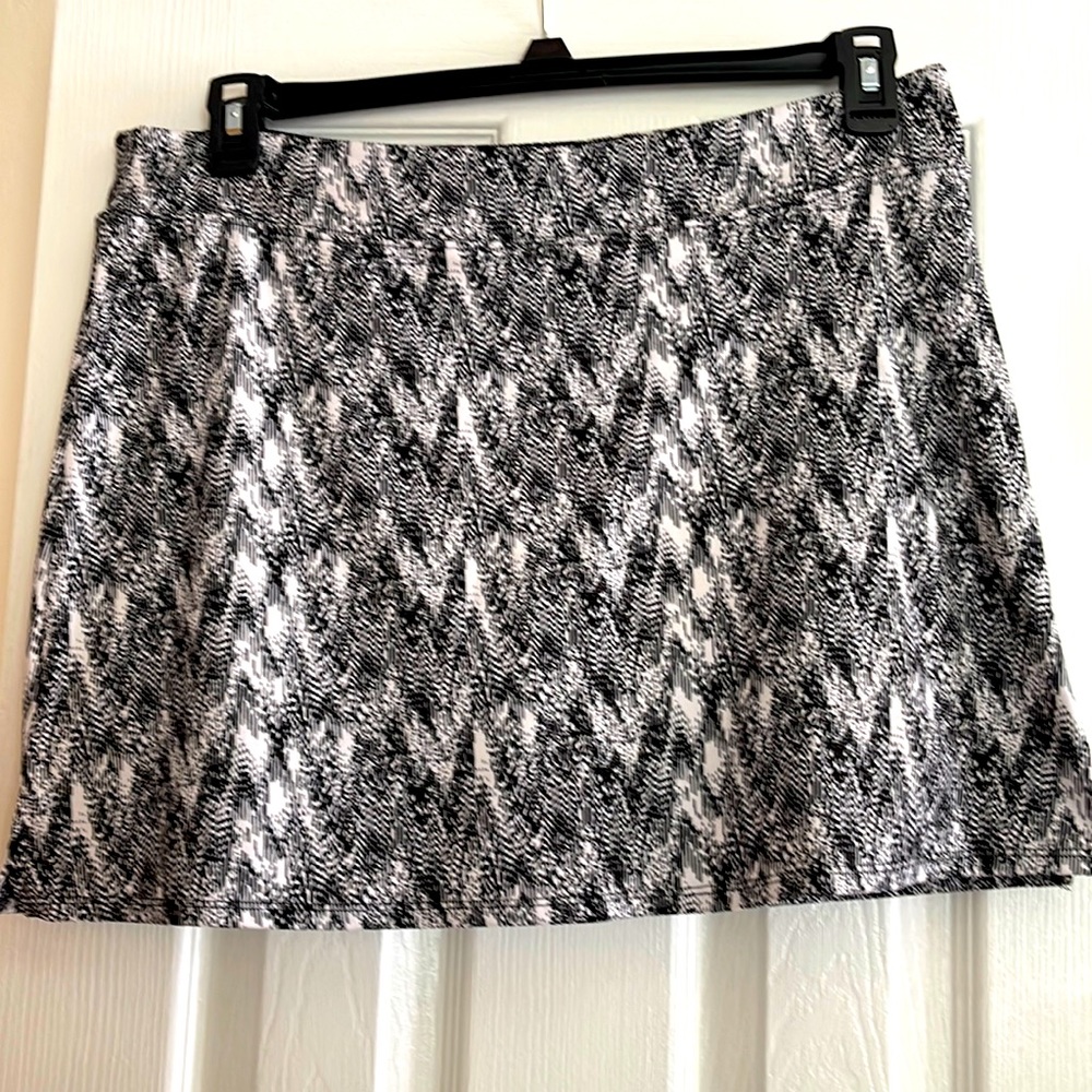 Skort Size Large Black & white Pattern